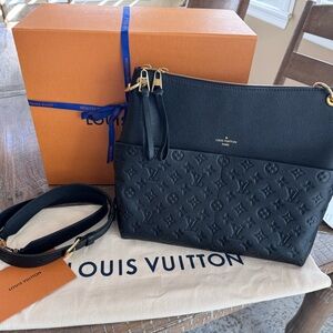 Rare, Hard to find •MINT• Maida Hobo Noir Gold hardware